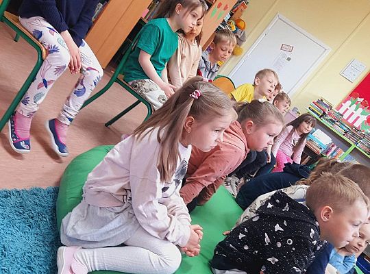 Noc (poranek:) w bibliotece