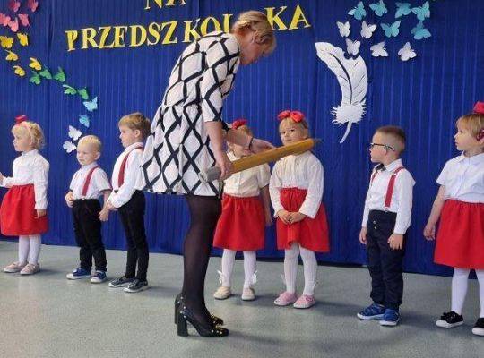 Pasowanie na przedszkolaka najmłodszych przedszkolaków w Brzeźnie Lęborskim