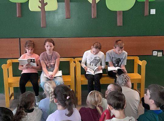 Klasa 3 b poleca do czytania "Dziewczynkę z parku".