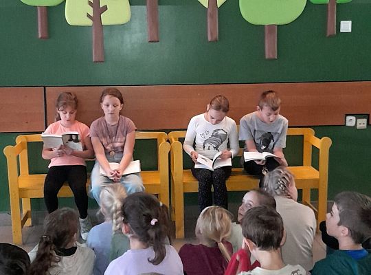 Klasa 3 b poleca do czytania "Dziewczynkę z parku".