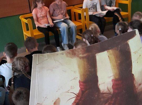 Klasa 3 b poleca do czytania "Dziewczynkę z parku".