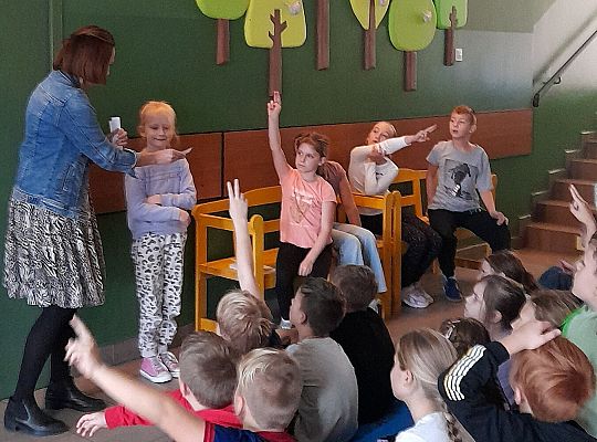 Klasa 3 b poleca do czytania "Dziewczynkę z parku".