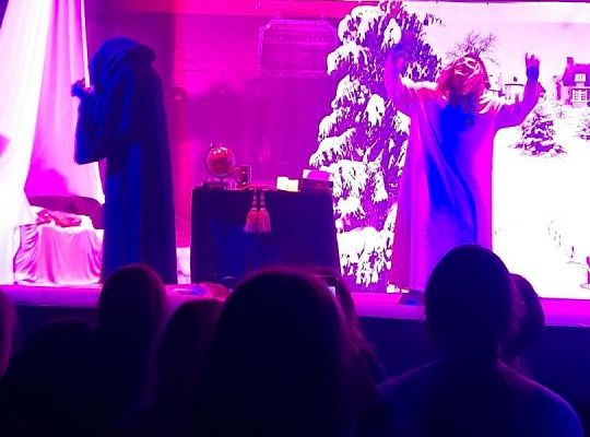 W światecznym nastroju. Opowieść Wigilijna na scenie teatralnej NOT w Gdańsku.