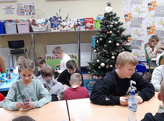 "Biblioteka pełna życia: Gry i zabawy dla każdego!"