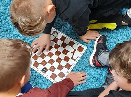 "Biblioteka pełna życia: Gry i zabawy dla każdego!"