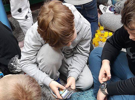 "Biblioteka pełna życia: Gry i zabawy dla każdego!"