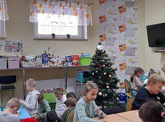 "Biblioteka pełna życia: Gry i zabawy dla każdego!"