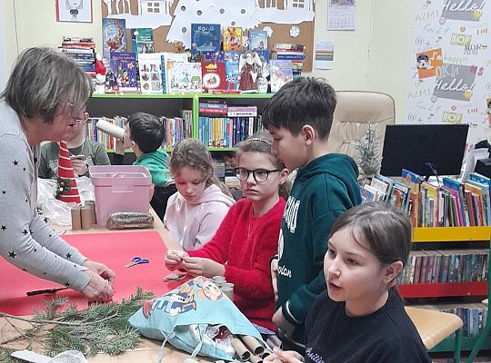 Świąteczne choinki z papieru. Warsztaty przedświąteczne z udziałem Pani Alicji