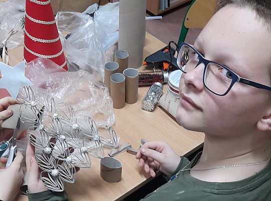 Świąteczne choinki z papieru. Warsztaty przedświąteczne z udziałem Pani Alicji