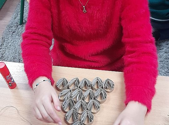 Świąteczne choinki z papieru. Warsztaty przedświąteczne z udziałem Pani Alicji