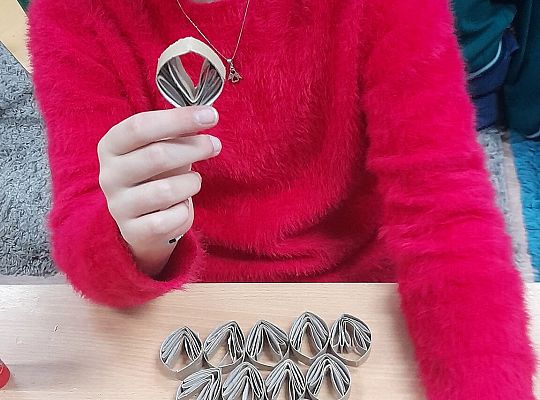 Świąteczne choinki z papieru. Warsztaty przedświąteczne z udziałem Pani Alicji