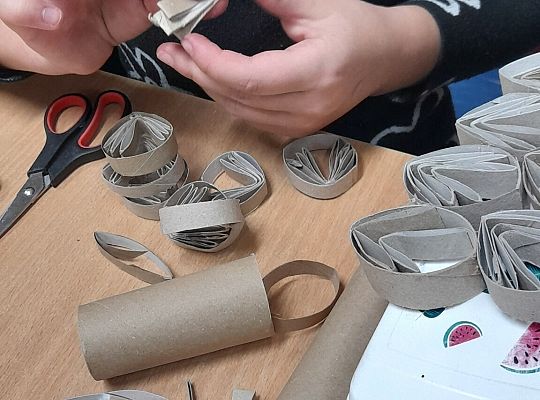 Świąteczne choinki z papieru. Warsztaty przedświąteczne z udziałem Pani Alicji