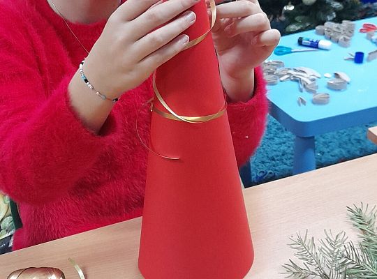 Świąteczne choinki z papieru. Warsztaty przedświąteczne z udziałem Pani Alicji