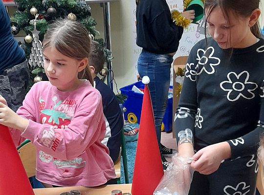 Świąteczne choinki z papieru. Warsztaty przedświąteczne z udziałem Pani Alicji