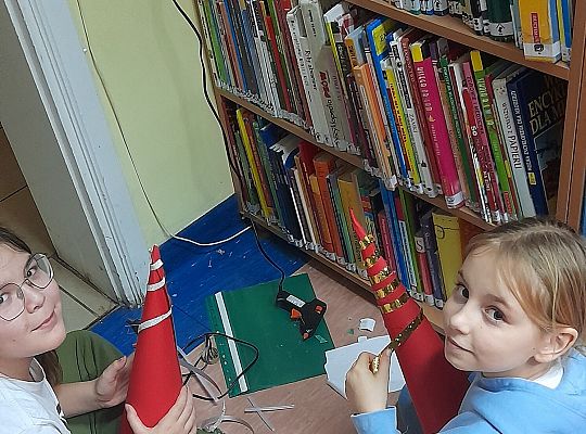 Świąteczne choinki z papieru. Warsztaty przedświąteczne z udziałem Pani Alicji