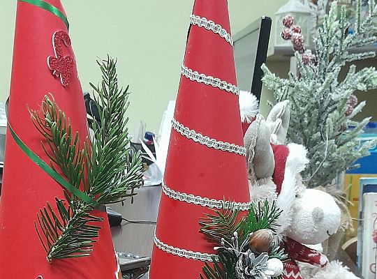 Świąteczne choinki z papieru. Warsztaty przedświąteczne z udziałem Pani Alicji