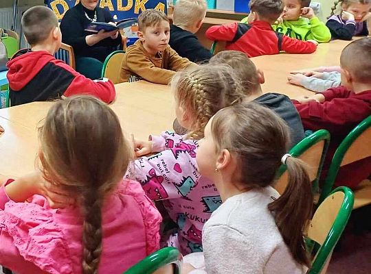 Dzień Babci w Bibliotece. Spotkanie z Wyjątkową Czytelniczką, Panią Janiną oraz klasą 1b