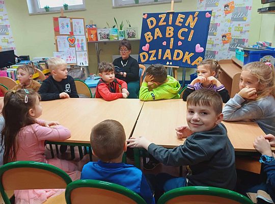 Dzień Babci w Bibliotece. Spotkanie z Wyjątkową Czytelniczką, Panią Janiną oraz klasą 1b