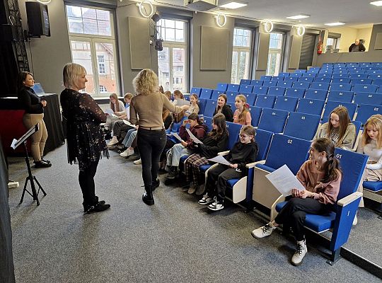 Warsztaty wokalne chóru szkolnego w Kołobrzegu