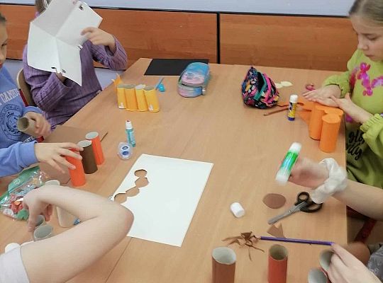 Uczniowie z klasy 3B projektują organizery w kształcie kotów...na Święto Dnia Kota