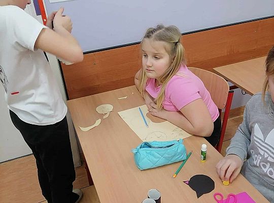 Uczniowie z klasy 3B projektują organizery w kształcie kotów...na Święto Dnia Kota