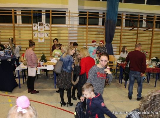 Kiermasz Świąteczny połączony z pomocą charytatywną...