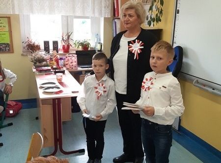 Wspólne świętowanie Dnia Niepodległości uczniów klas trzecich