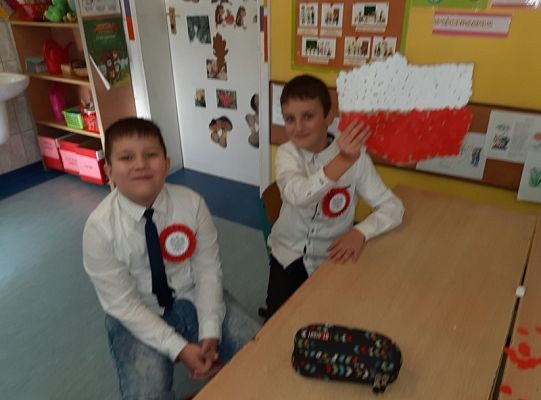 Wspólne świętowanie Dnia Niepodległości uczniów klas trzecich