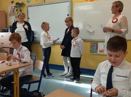 Wspólne świętowanie Dnia Niepodległości uczniów klas trzecich