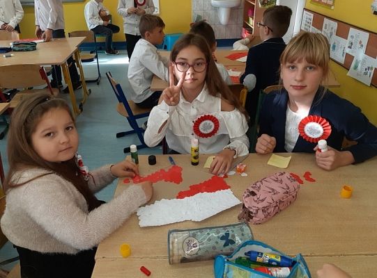Wspólne świętowanie Dnia Niepodległości uczniów klas trzecich
