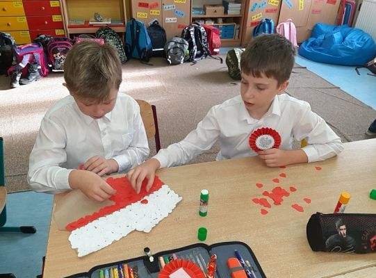 Wspólne świętowanie Dnia Niepodległości uczniów klas trzecich