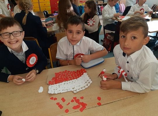 Wspólne świętowanie Dnia Niepodległości uczniów klas trzecich