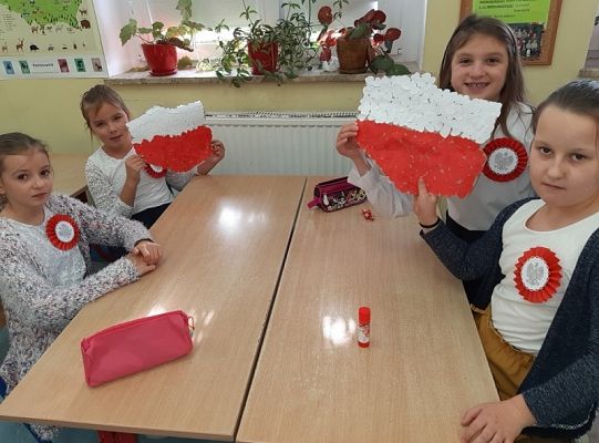 Wspólne świętowanie Dnia Niepodległości uczniów klas trzecich