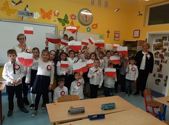Wspólne świętowanie Dnia Niepodległości uczniów klas trzecich