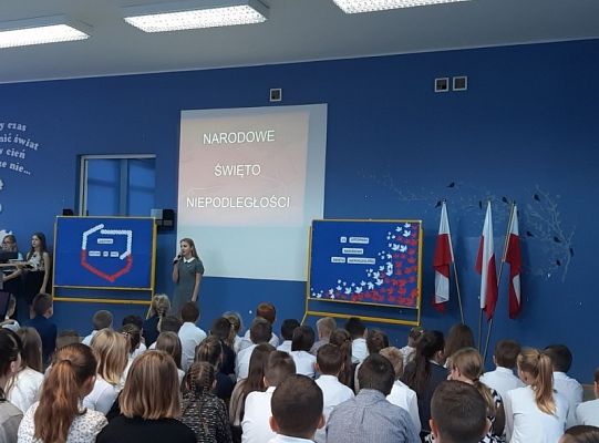 Wspólne świętowanie Dnia Niepodległości uczniów klas trzecich