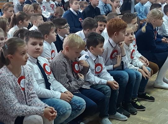 Wspólne świętowanie Dnia Niepodległości uczniów klas trzecich