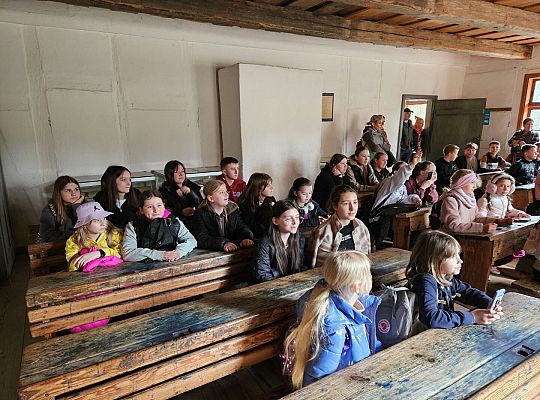 Uczniowie j. kaszubskiego we Wdzydzach