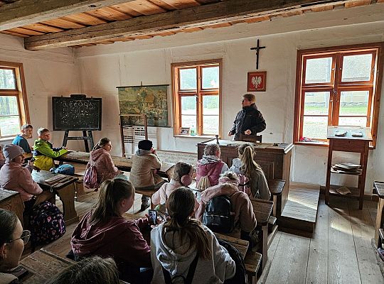 Uczniowie j. kaszubskiego we Wdzydzach