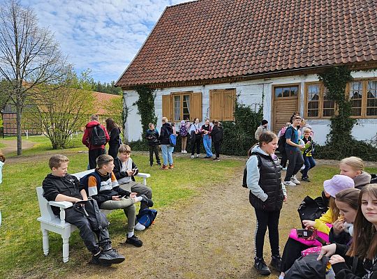 Uczniowie j. kaszubskiego we Wdzydzach