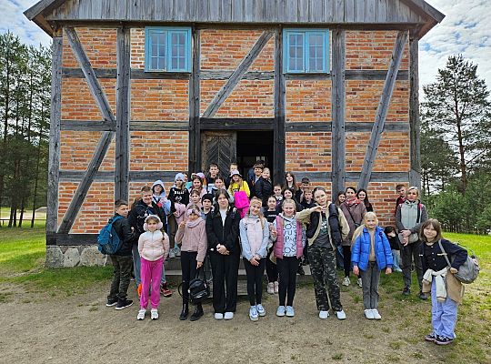 Uczniowie j. kaszubskiego we Wdzydzach