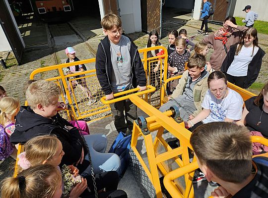 Uczniowie j. kaszubskiego we Wdzydzach
