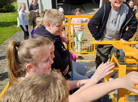 Uczniowie j. kaszubskiego we Wdzydzach