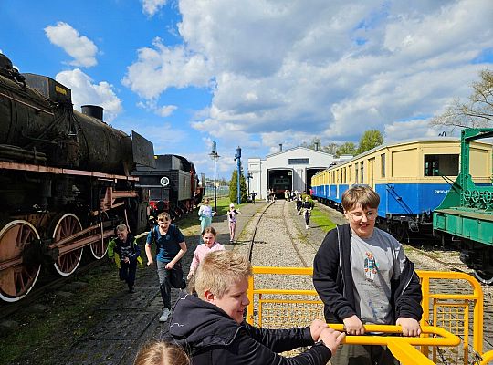 Uczniowie j. kaszubskiego we Wdzydzach