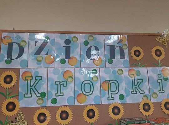 Dzień Kropki w bibliotece z grupą 0D