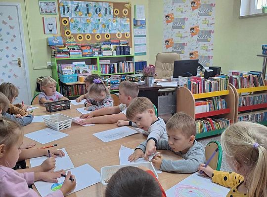 Dzień Kropki w bibliotece z grupą 0D