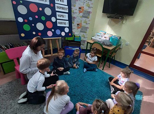 Dzień Kropki w bibliotece z grupą 0D