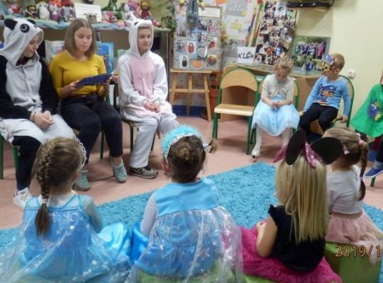 Wizyta bajkowych postaci w bibliotece