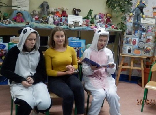 Wizyta bajkowych postaci w bibliotece