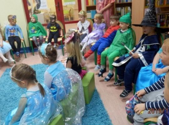 Wizyta bajkowych postaci w bibliotece