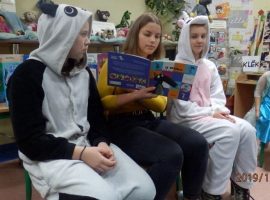 Wizyta bajkowych postaci w bibliotece